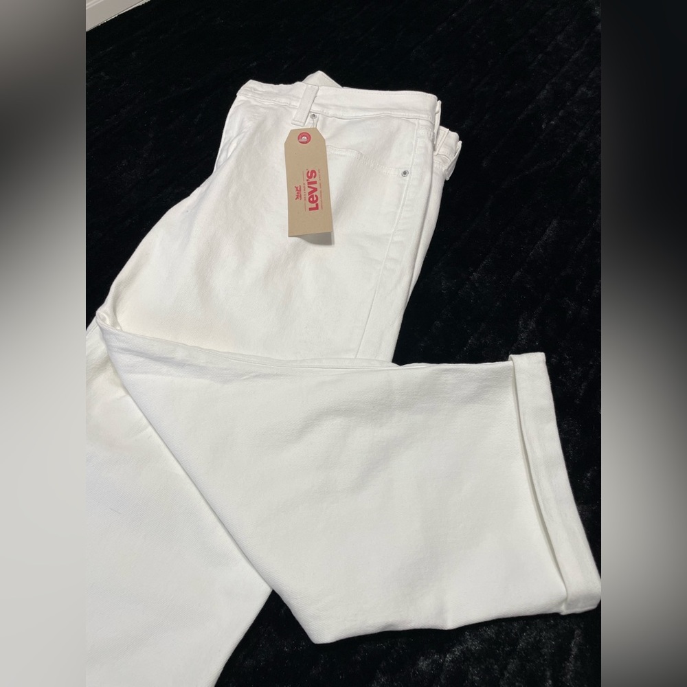 Womans Levi’s White Capri Mid - Rise | 30 | NWT